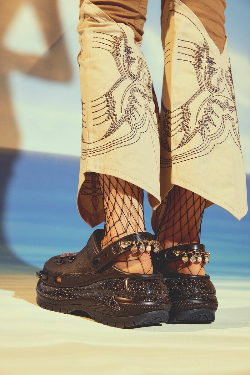 7月8日発売【atmos pink × crocs “MEGA CRUSH”】Y2Kをテーマにした夏に