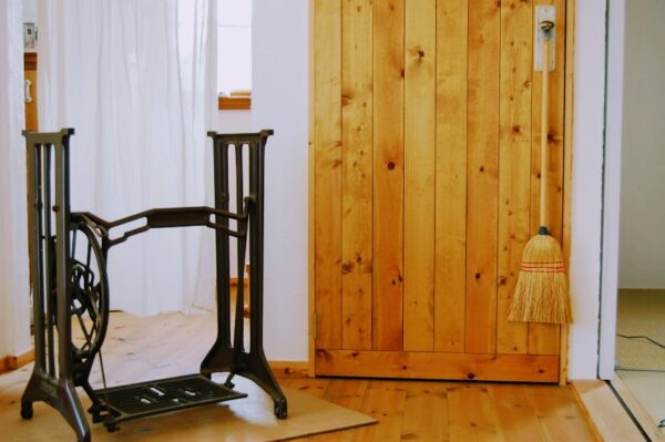 もらったミシン脚をテーブルにリメイク！引き出しも付けたよ - スプンク