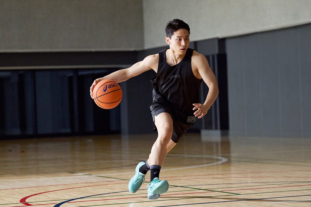 アシックスが河村勇輝選手と共同開発したシューズ「SWIFTACE YUKI