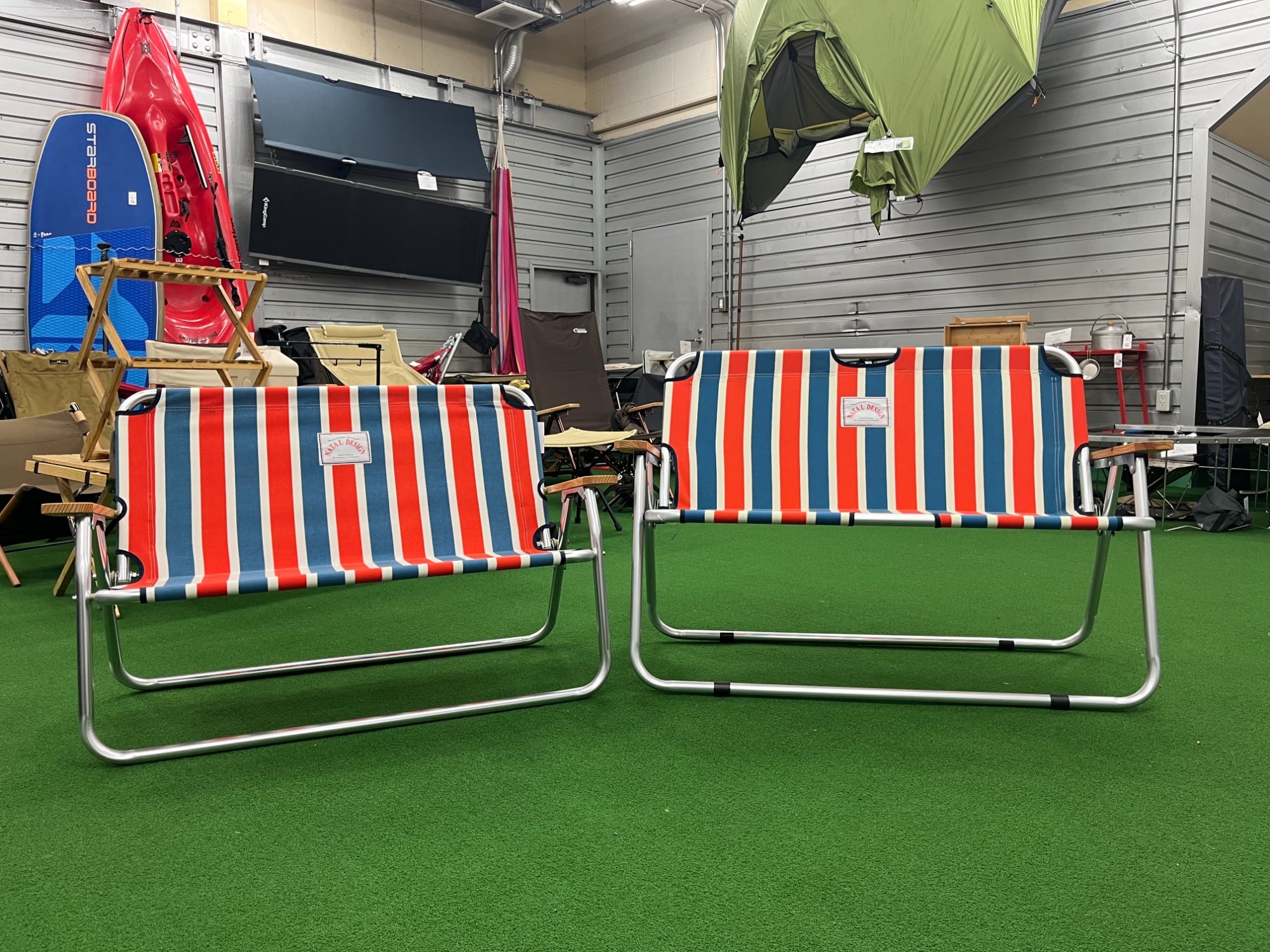 レトロストライプを落とし込んだネイタルデザインのベンチが2脚同時