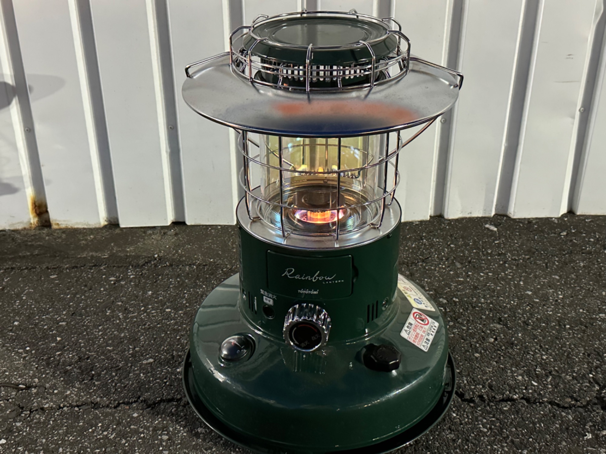 TOYOTOMI(トヨトミ)の人気ストーブレインボーストーブは温まってヨシ