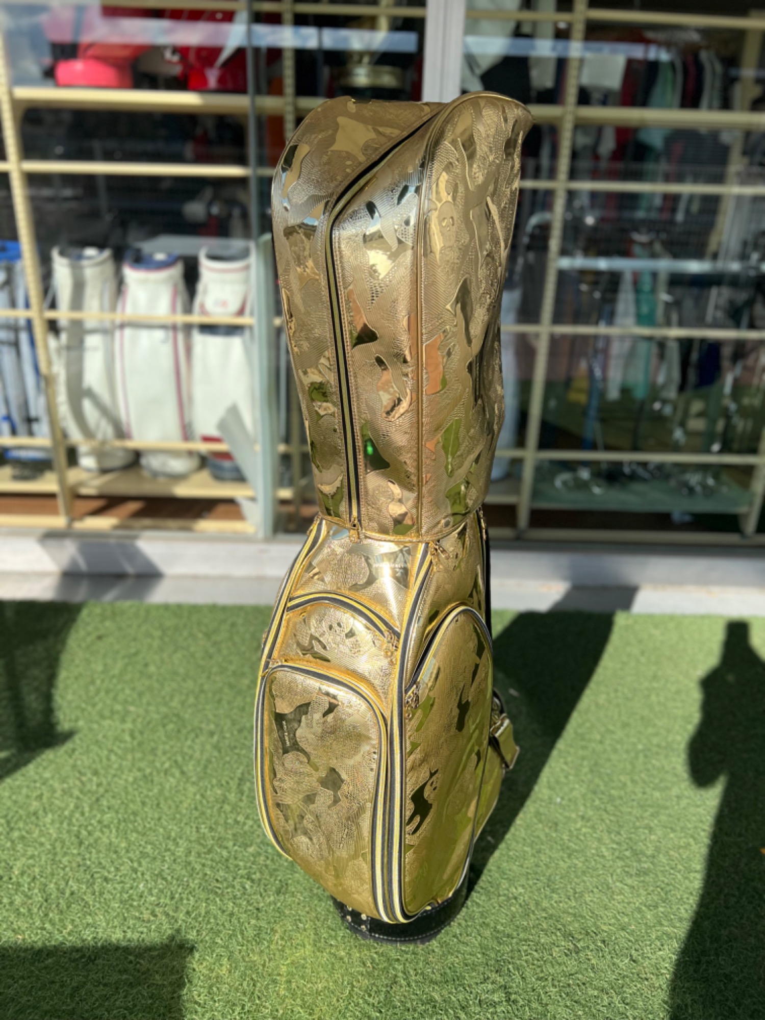 コースで1番目立つ！？MARK&LONA 黄金のキャディバッグが入荷しました