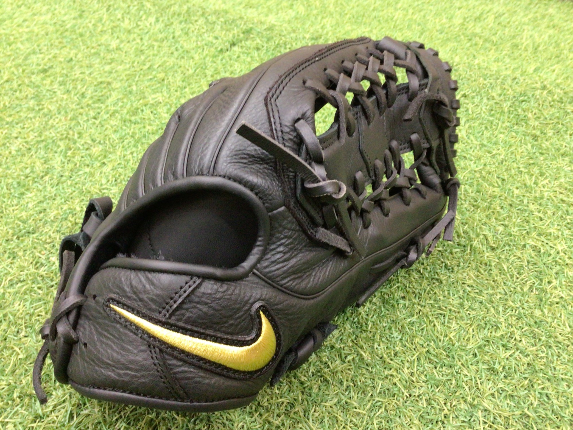 ブランドロゴが逆!?ナイキの軟式グローブ、逆スウッシュをご紹介