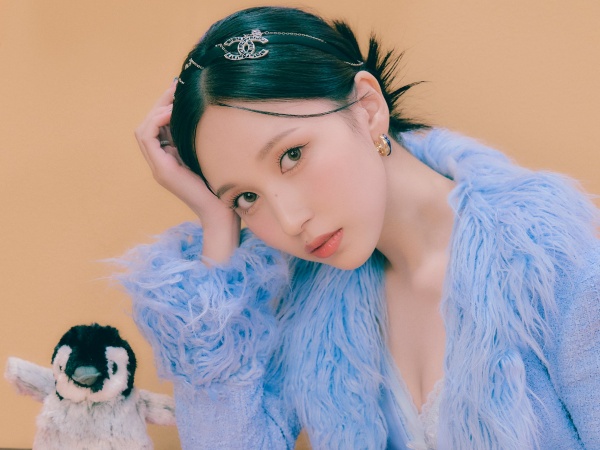 芸術的なスタイル」TWICEミナ、美鎖骨＆縦線入った腹筋で魅了…“奇抜な