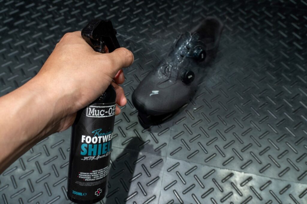 汚れたシューズを簡単クリーニング！ MUC-OFF PREMIUM SHOE CLEANER