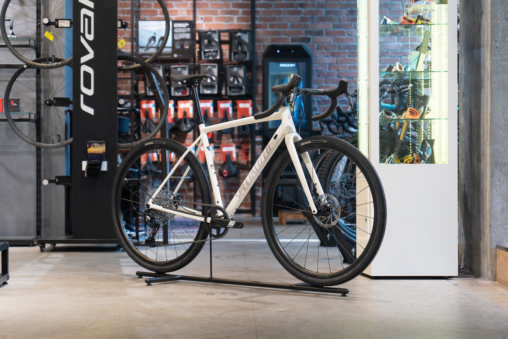 待望のハイパフォーマンスグラベルバイク Crux DSWが登場