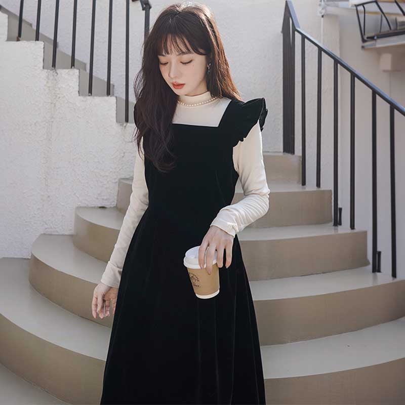 スリムハイネックカットソー×ブラックベロアワンピース（黒）肩の