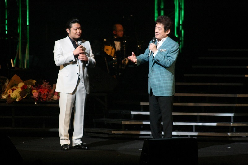 村木弾、舟木一夫55周年公演にて船村徹の遺作「都会のカラス」を熱唱