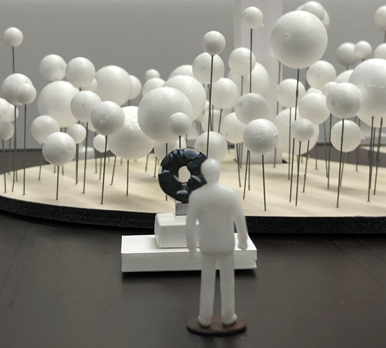 画像】20世紀を代表する彫刻家イサム・ノグチ、空間と彫刻が一体化した