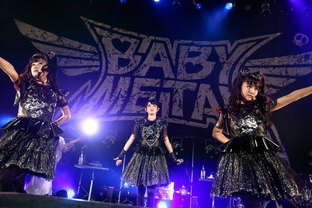 BABYMETAL「5大キツネ祭り」白塗りのファン集う大阪で幕 | SPICE