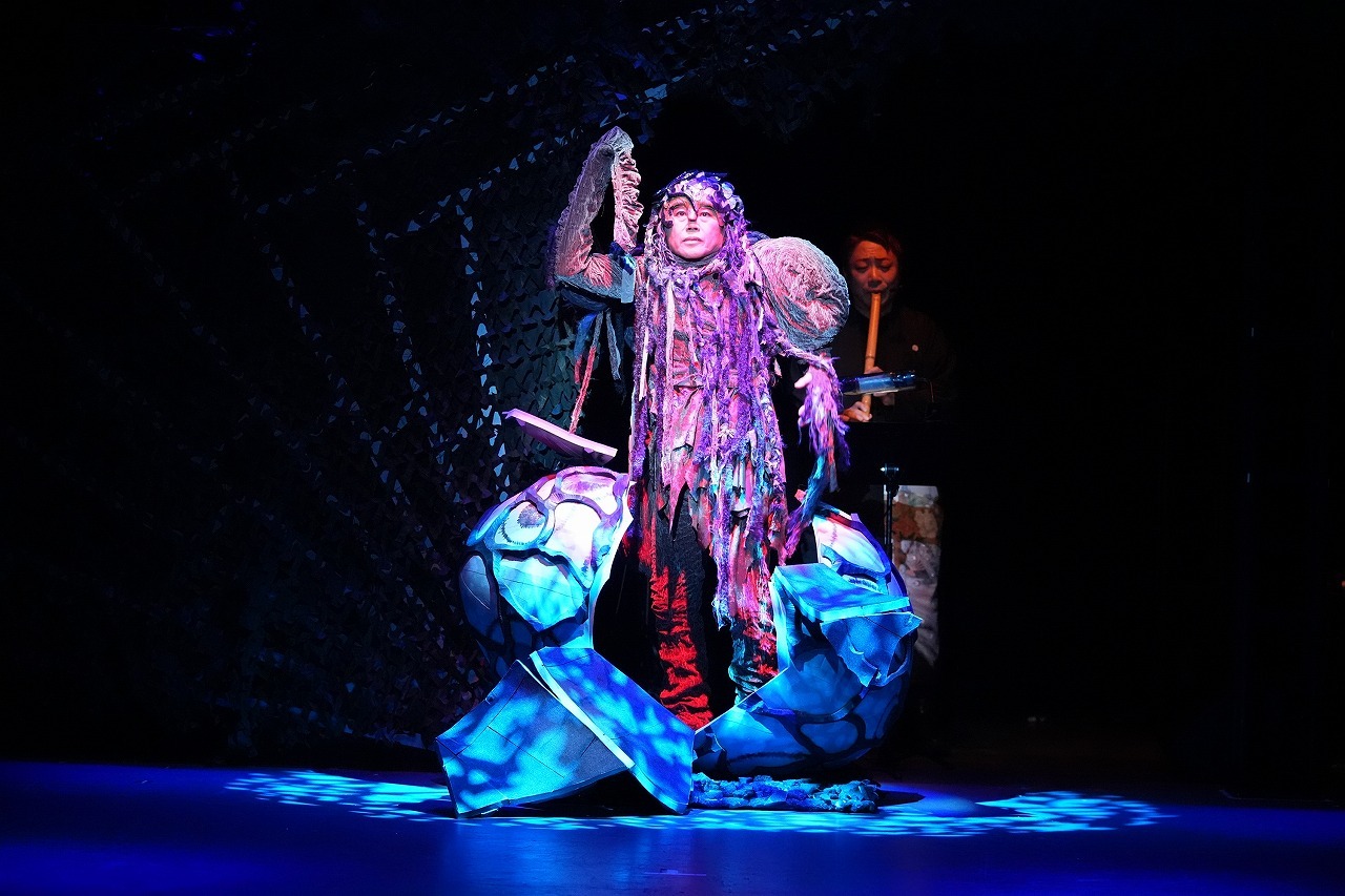 激しいアクションと華麗で煌びやかなパフォーマンスが魅力 『LOVE LOVE