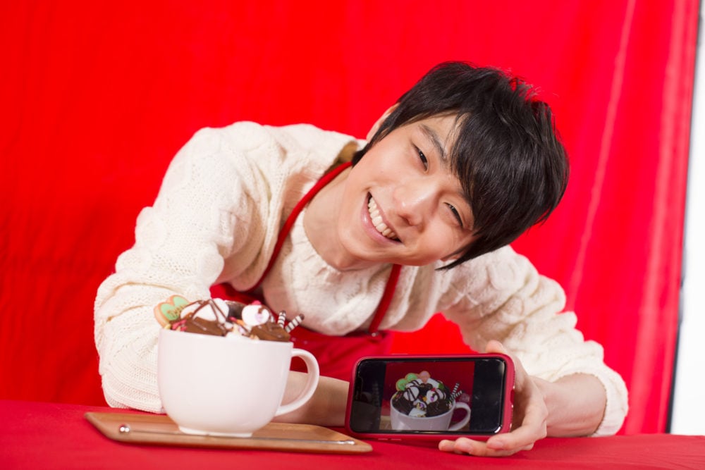 メイキング写真多数】羽生結弦、『ホットガーナ』新CMで“昔の自分”と