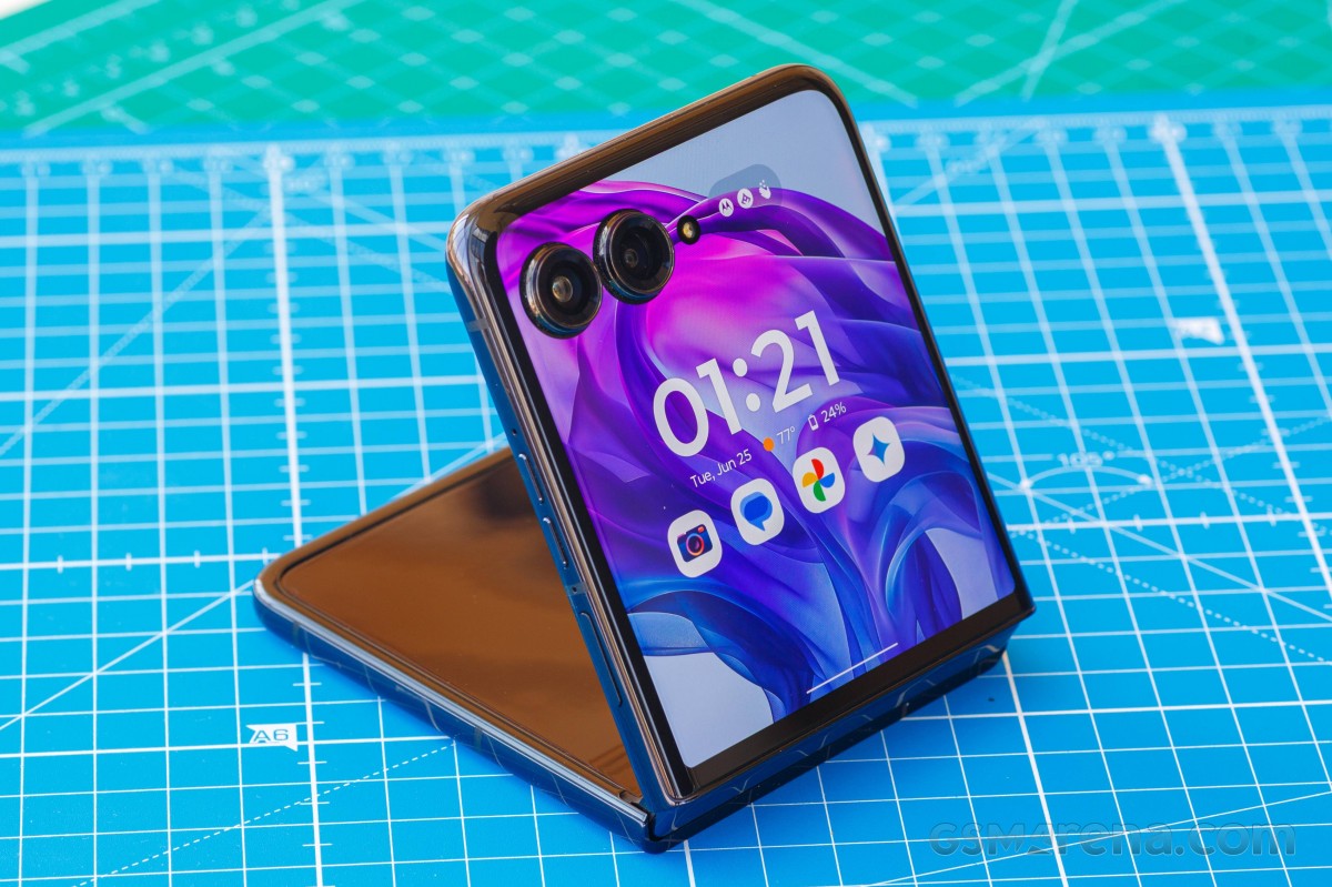 Motorola Razr 50 Ultra/razr+ (2024) review: Design, build quality