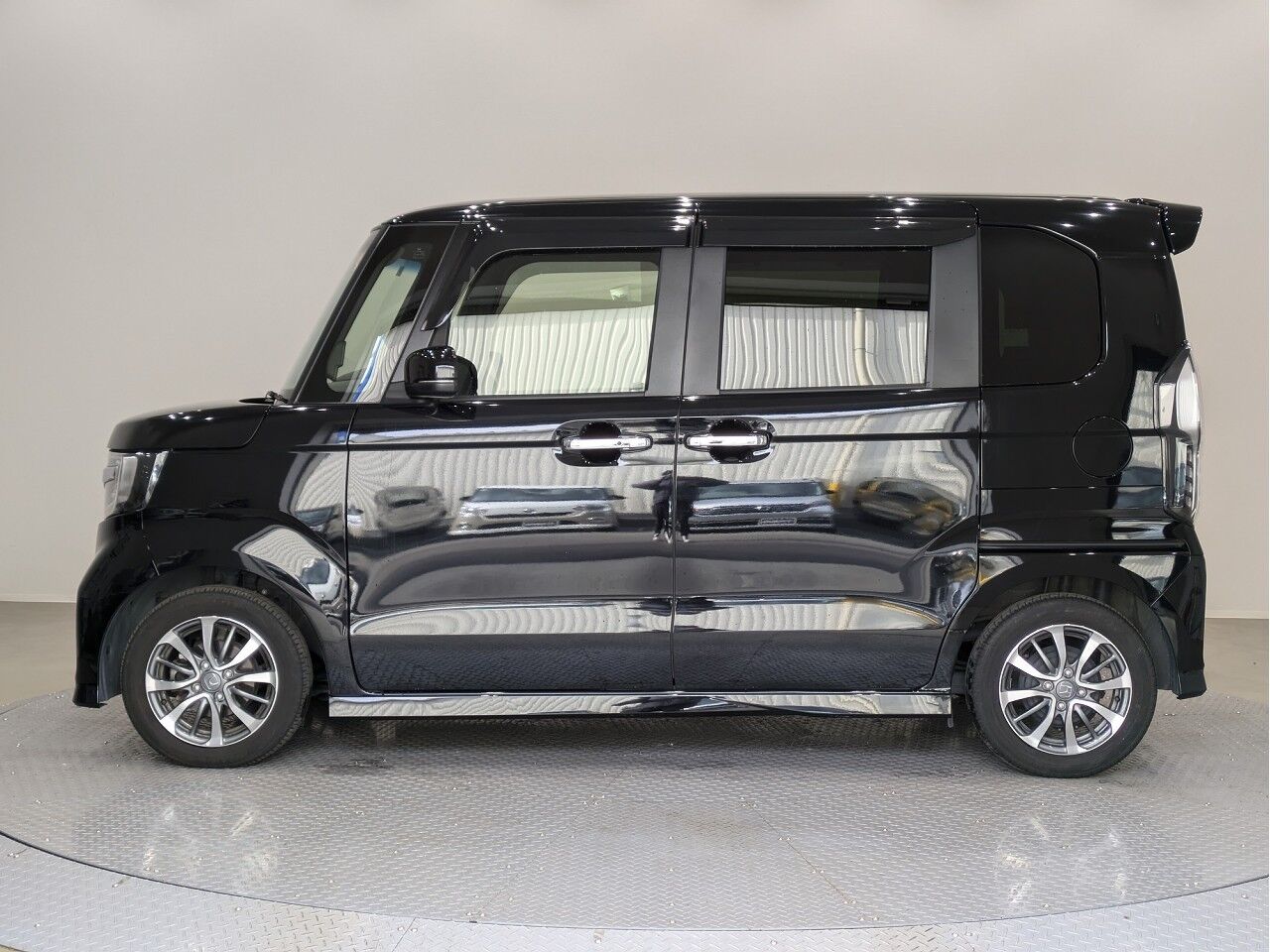 N-BOX カスタム EX 両側電動 クリスタルブラック・パールの在庫情報