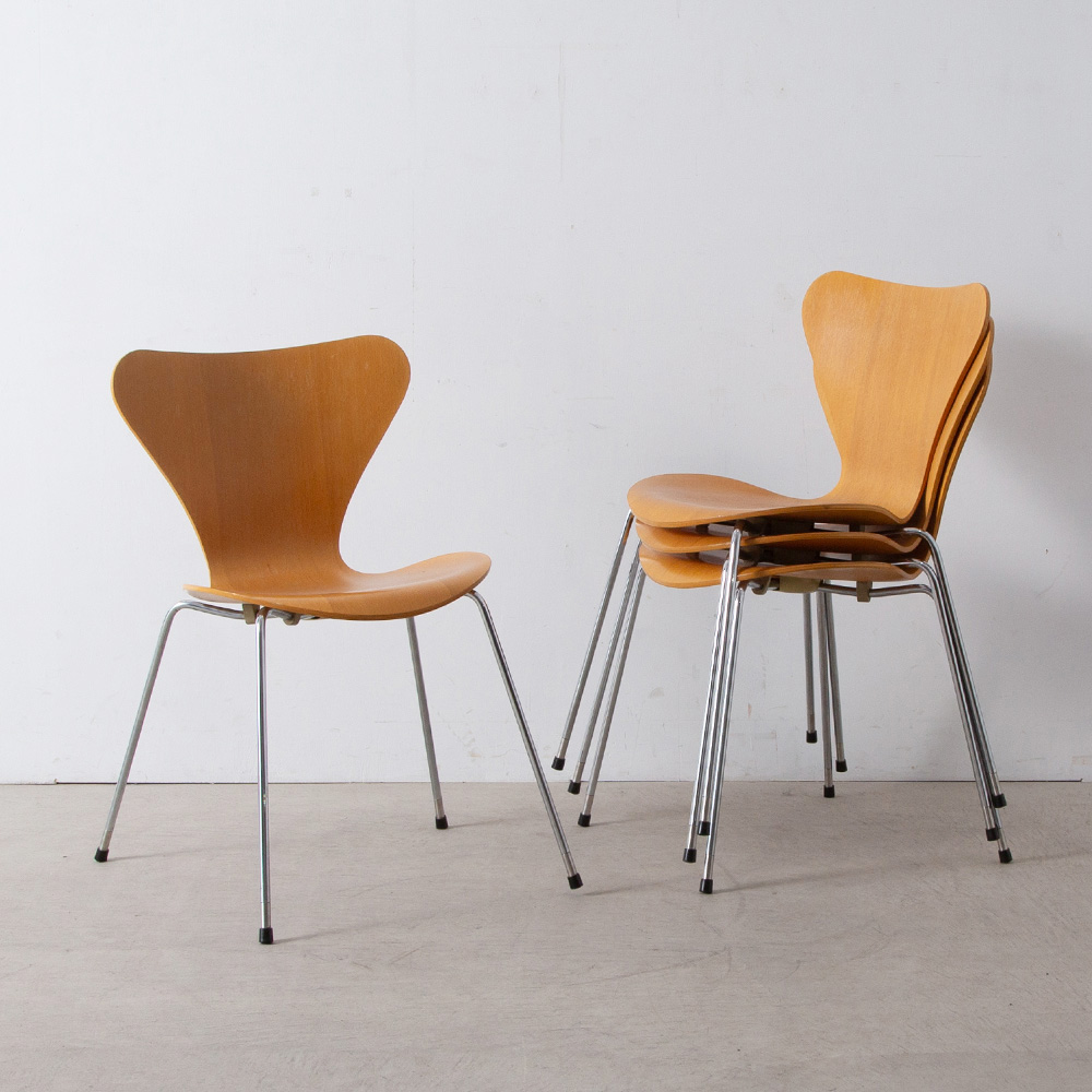 stoop | 'SERIES 7' Chair by Arne Jacobsen for Fritz Hansen