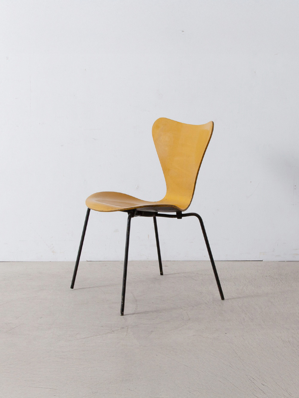 stoop | 'SERIES 7' Chair by Arne Jacobsen for Fritz Hansen