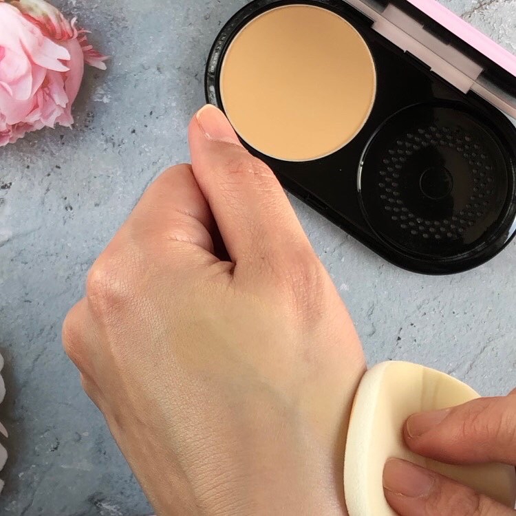 M・A・C(マック) ライトフルC3 ナチュラルシルク パウダー