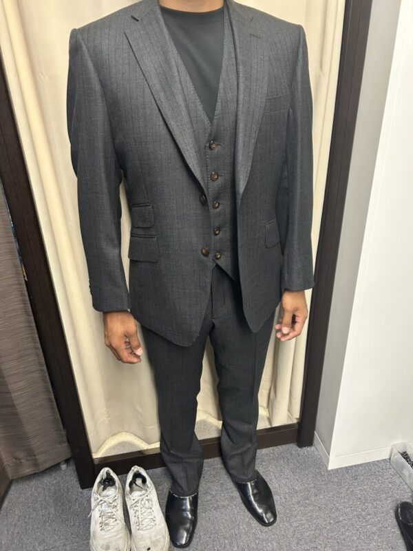 グレーのストライプで貫録ある1着-大阪梅田店スーツコレクション