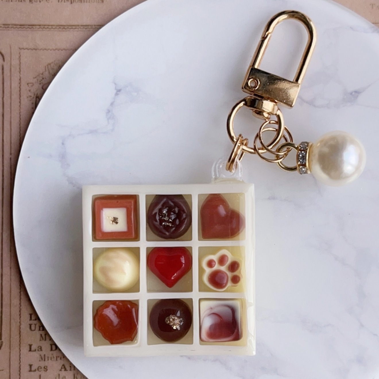 ハンドメイド レジンキーホルダー チョコレートBOX バレンタイン｜リベ