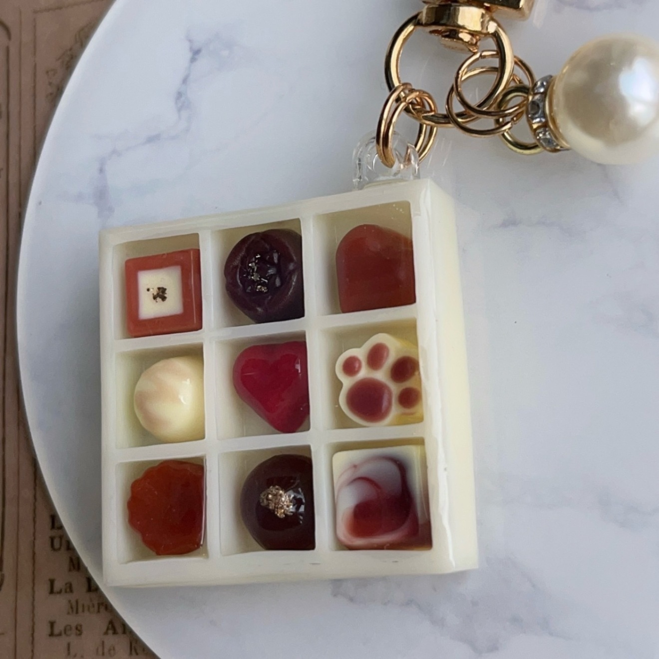 ハンドメイド レジンキーホルダー チョコレートBOX バレンタイン｜リベ