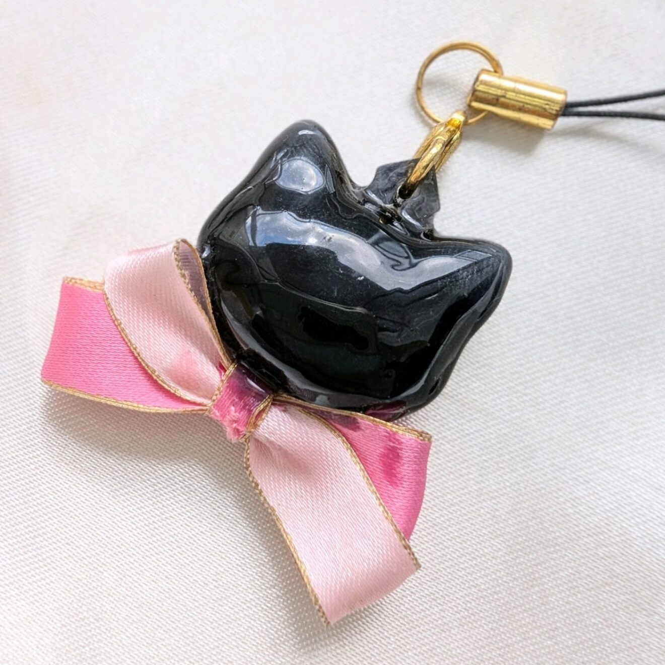 ハンドメイド 黒猫キーホルダー レジン ぷっくり チャーム ストラップ