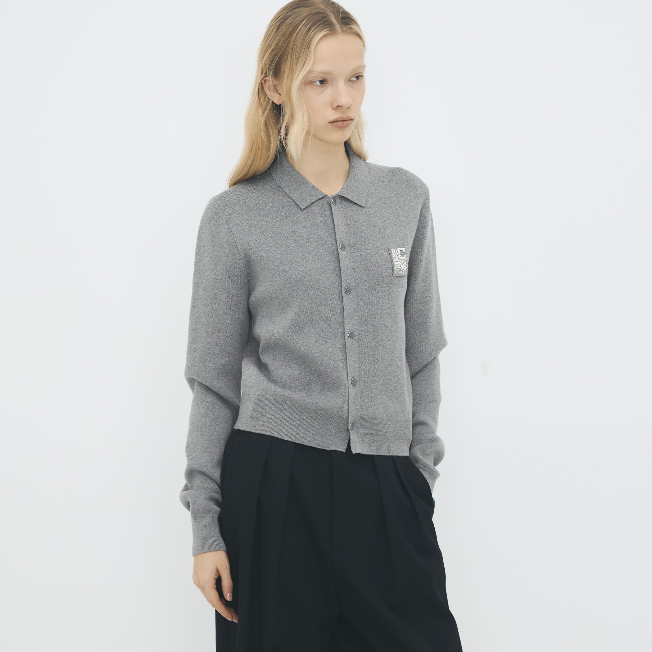 コットンカシミヤ パールロゴポロカーディガン｜トゥモローランド 公式通販