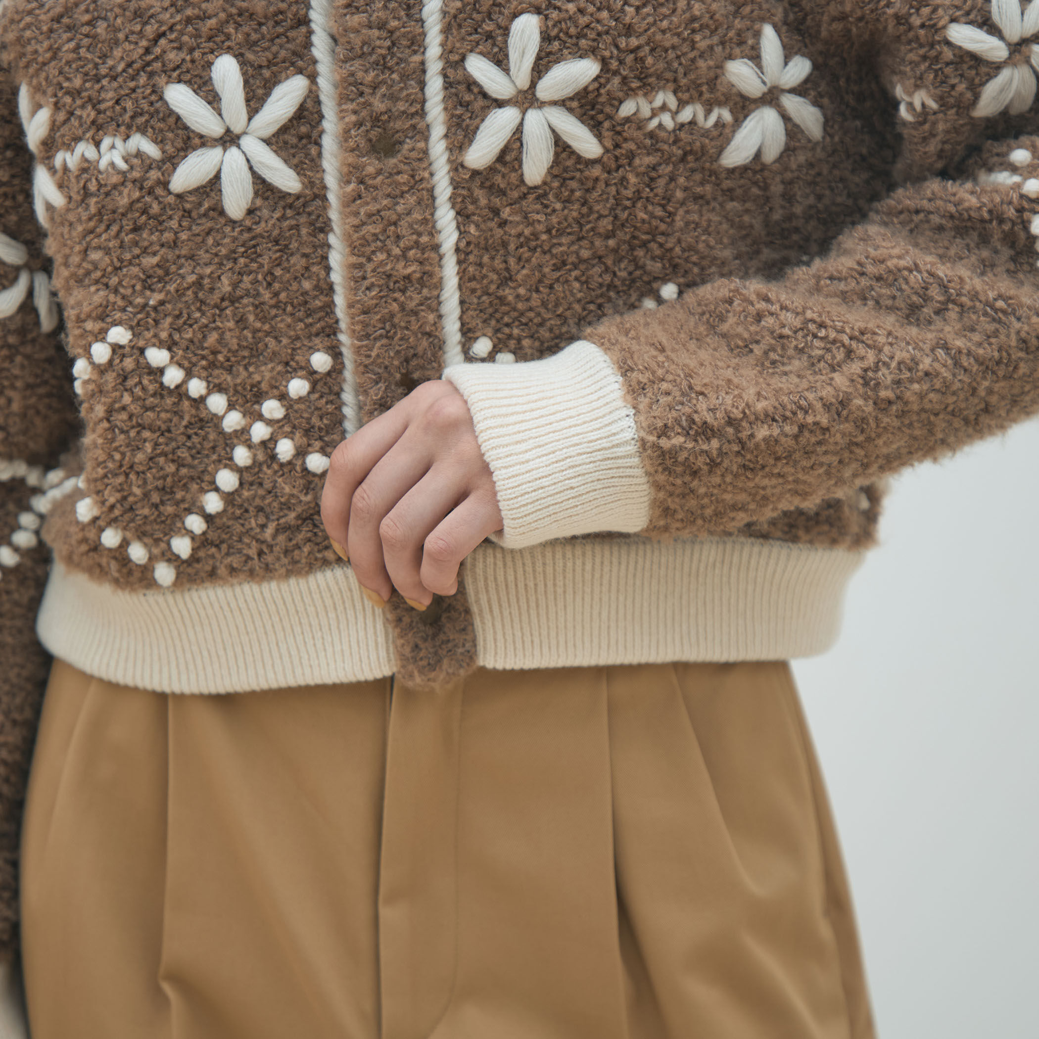 ムートンエンブロイダリー クルーネックカーディガン