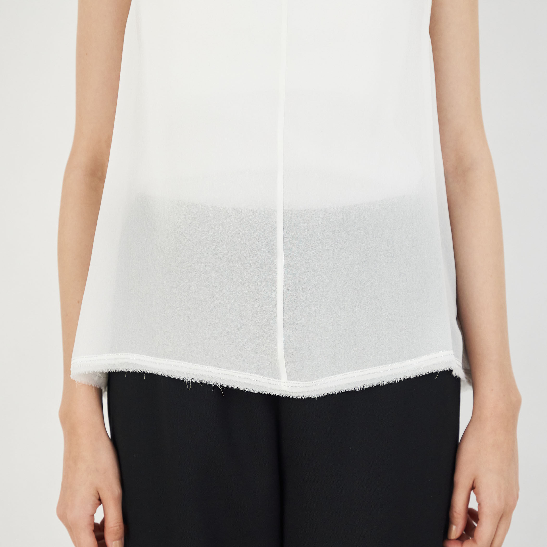 シルクシフォン ハイネックノースリーブブラウス｜トゥモローランド