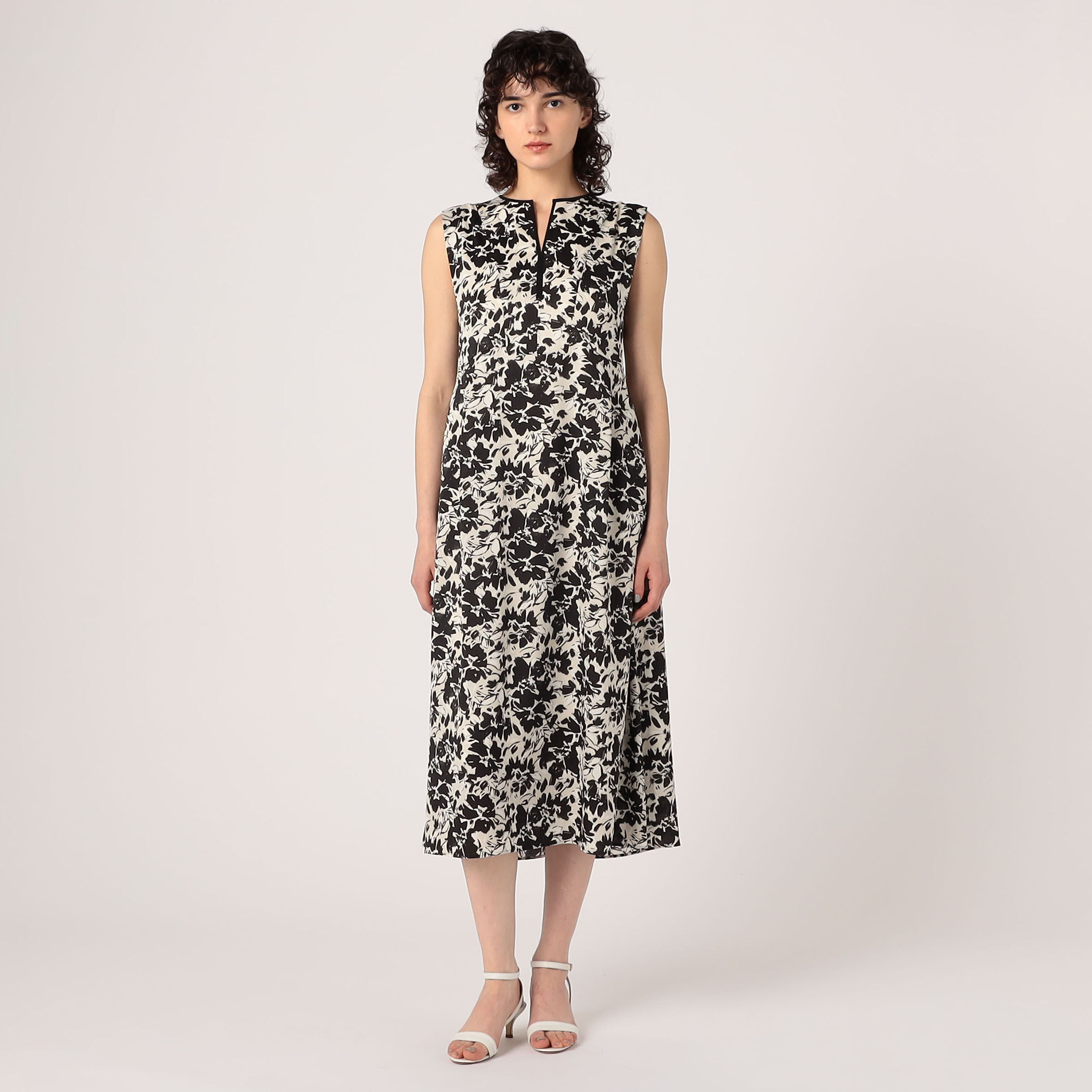 モノクロームフラワープリント スキッパーカラーワンピース