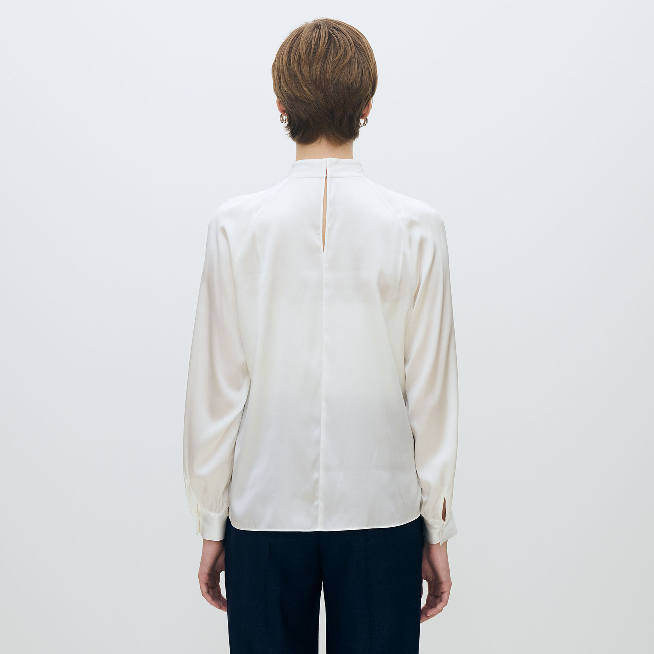 ウォッシャブルサテン フロントタイブラウス｜トゥモローランド 公式通販