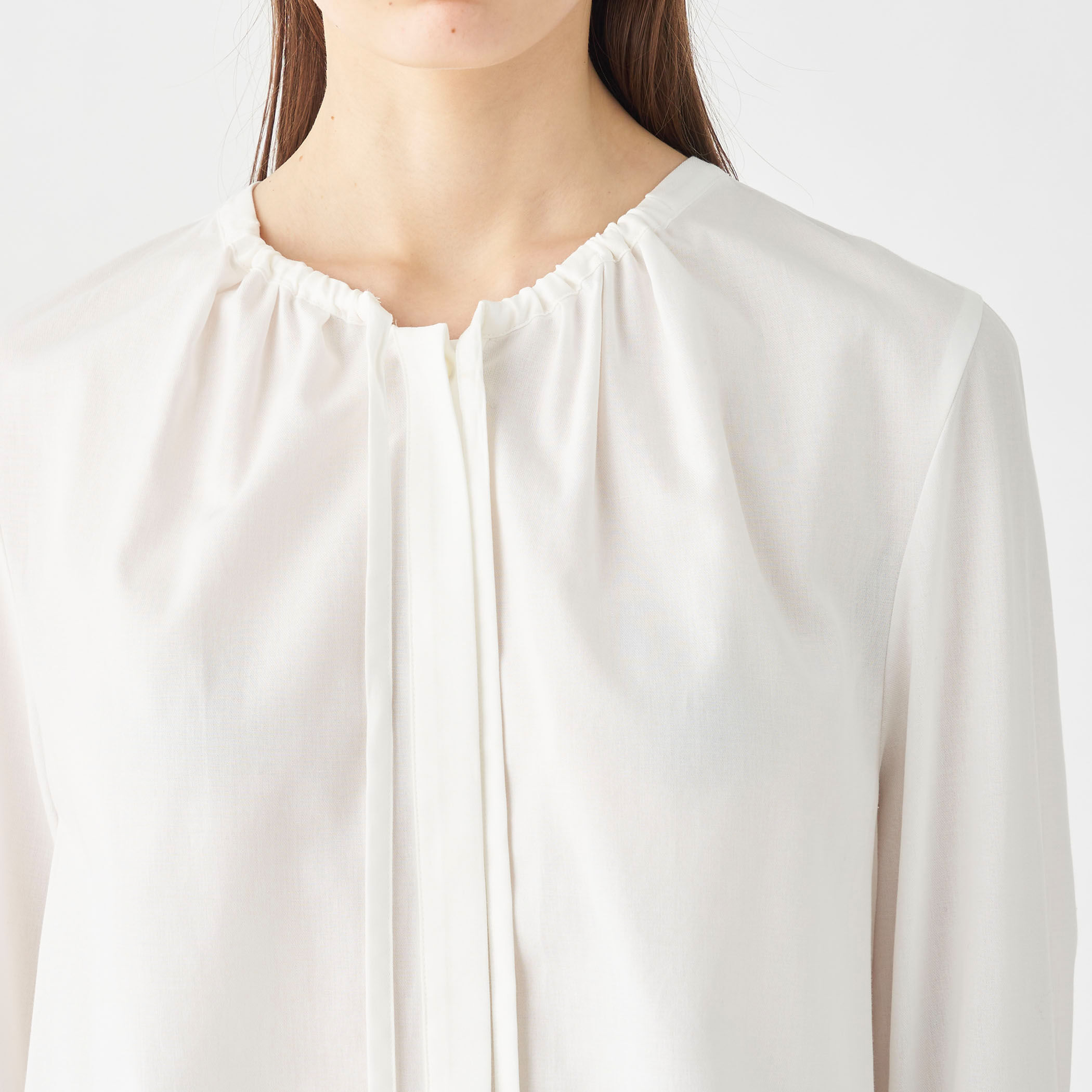 クリスタルコットン ギャザーVネックブラウス｜トゥモローランド 公式通販