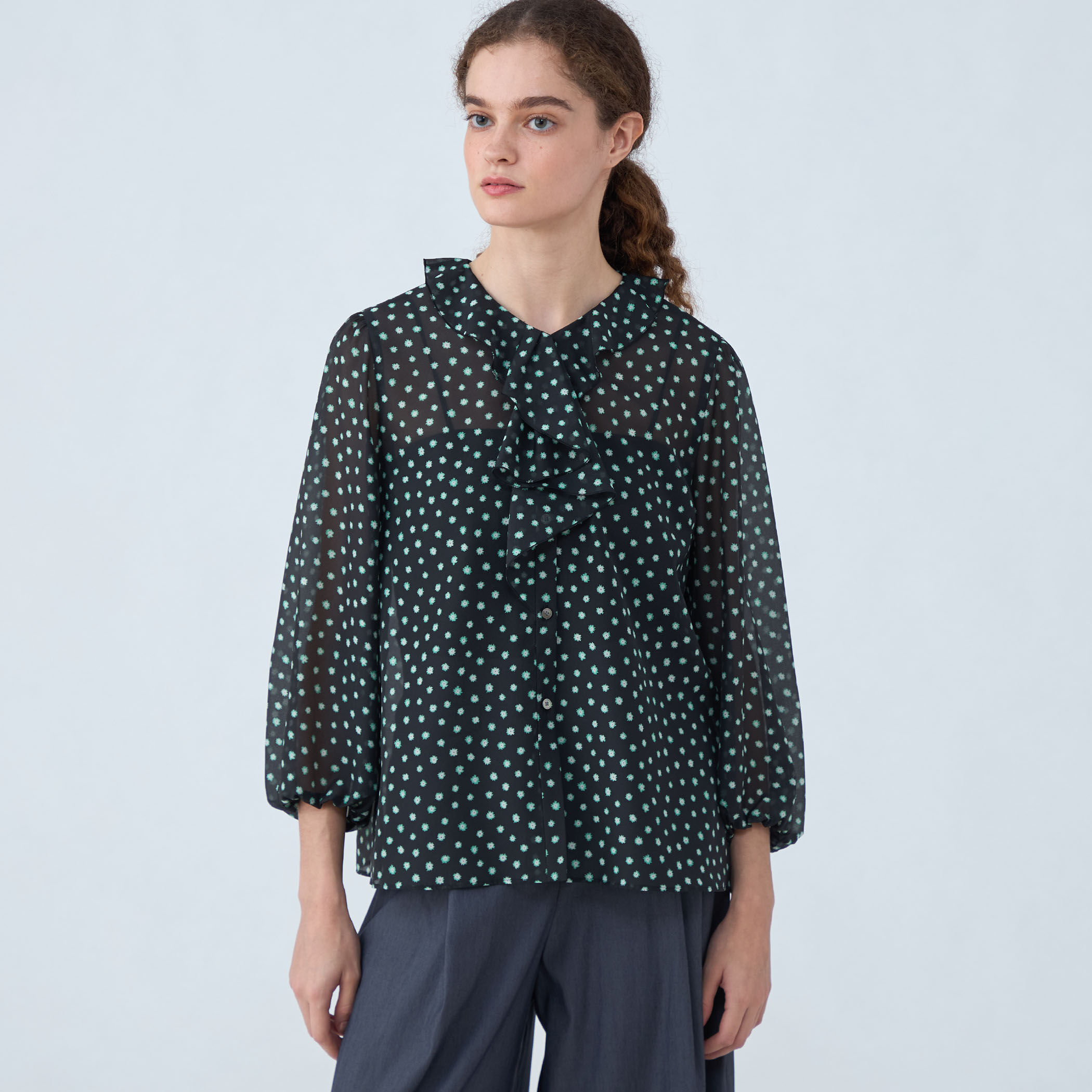 □シアーフラワープリント フレアータイブラウス｜トゥモローランド