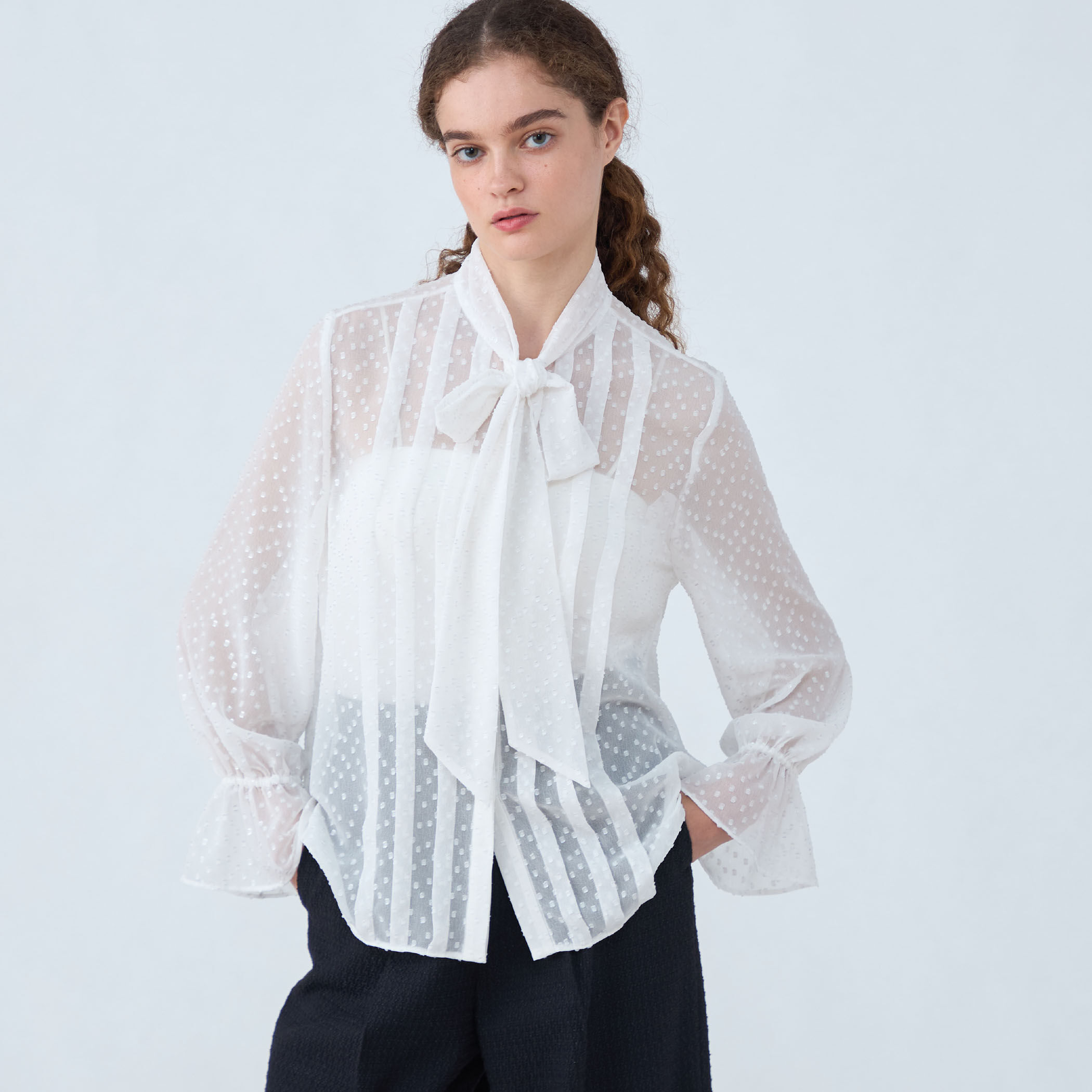 フォイルカットジャカード ボウタイブラウス｜トゥモローランド 公式通販