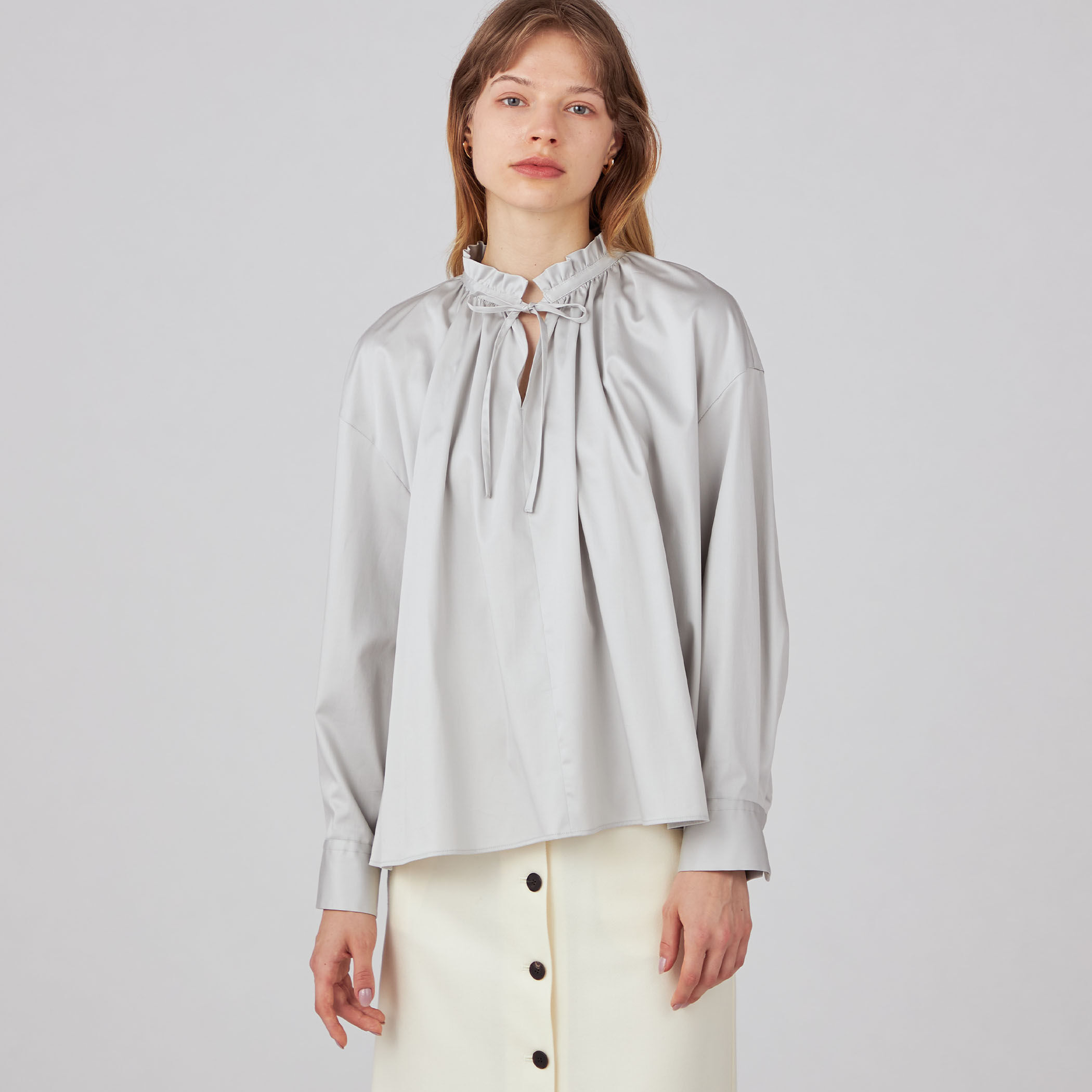 ハイカウントサテン ネックフリルブラウス｜トゥモローランド 公式通販