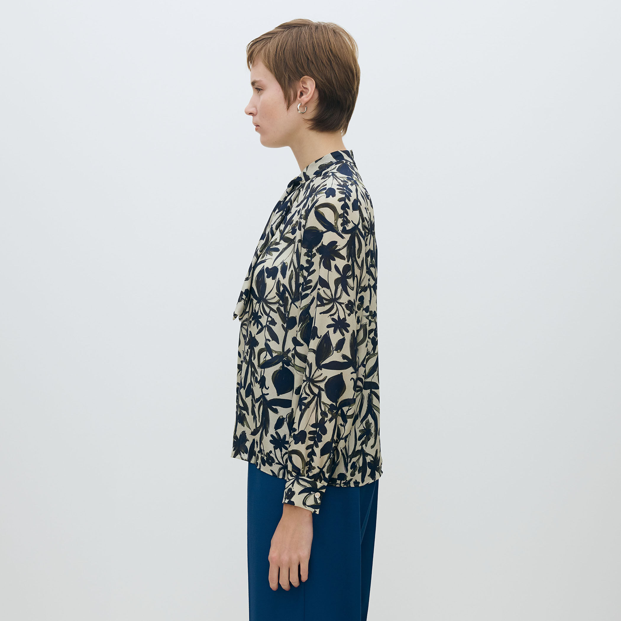 ホヤリーフプリント フロントタイブラウス｜トゥモローランド 公式通販