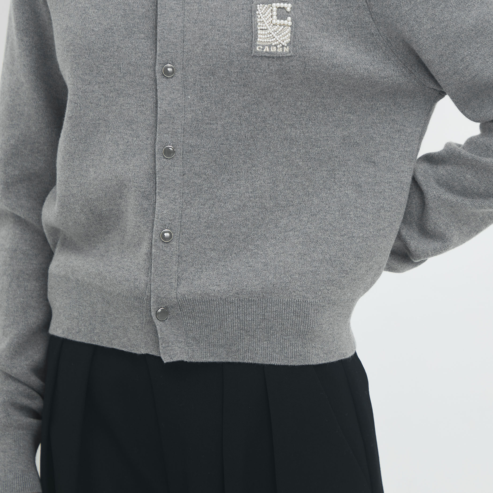 コットンカシミヤ パールロゴポロカーディガン｜トゥモローランド 公式通販