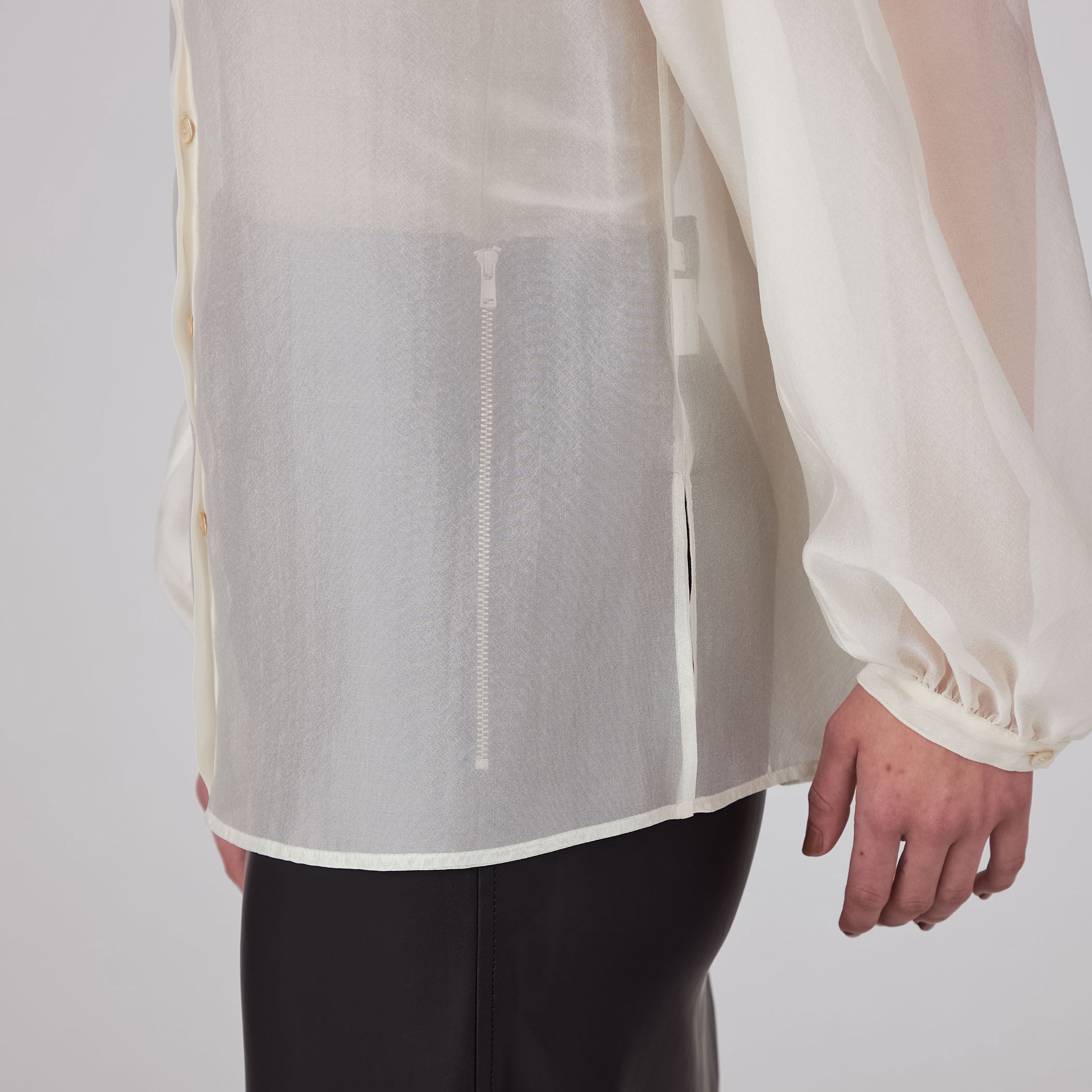 ソフトオーガンジー バンドカラーブラウス｜トゥモローランド 公式通販