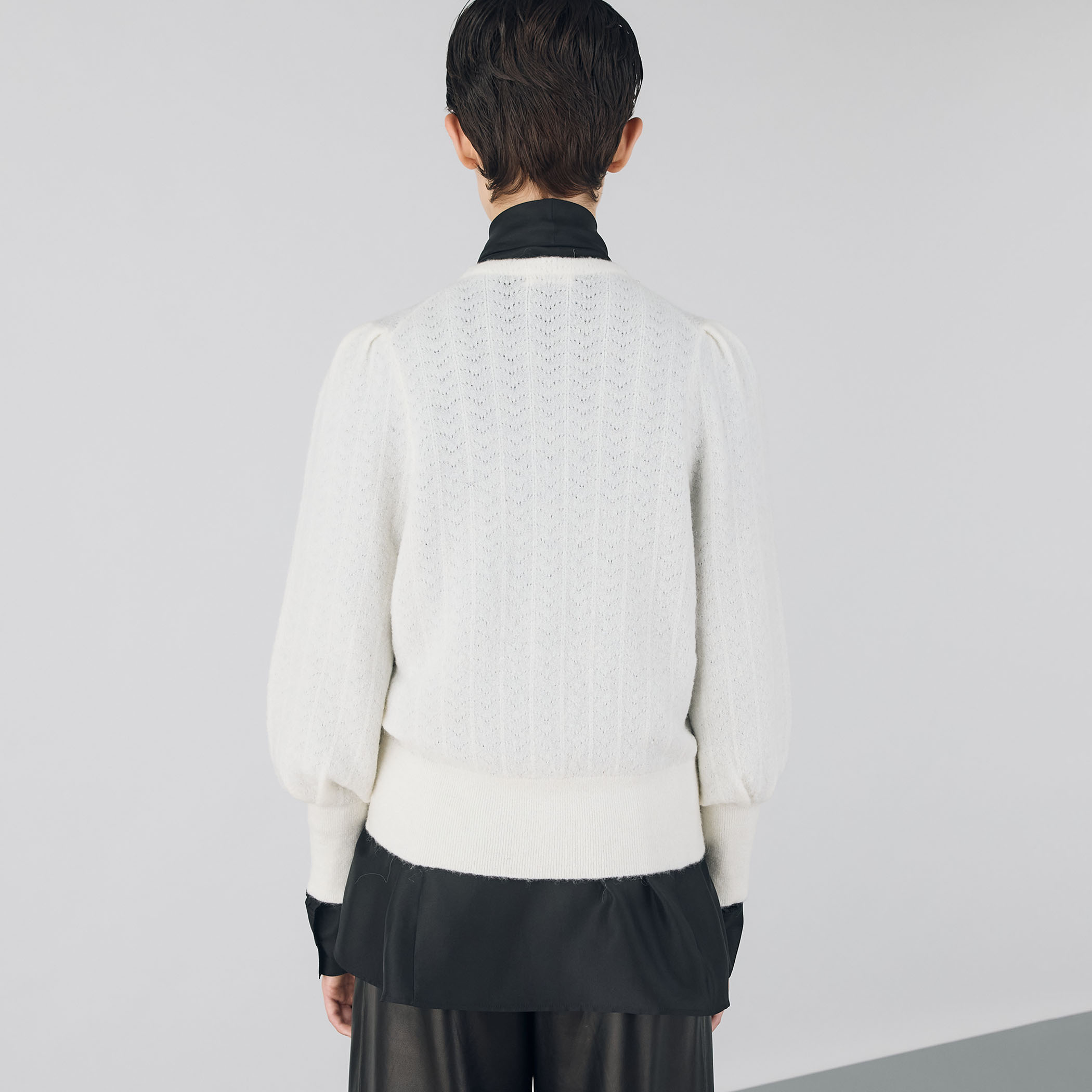 パールレースステッチ Vネックカーディガン｜トゥモローランド 公式通販