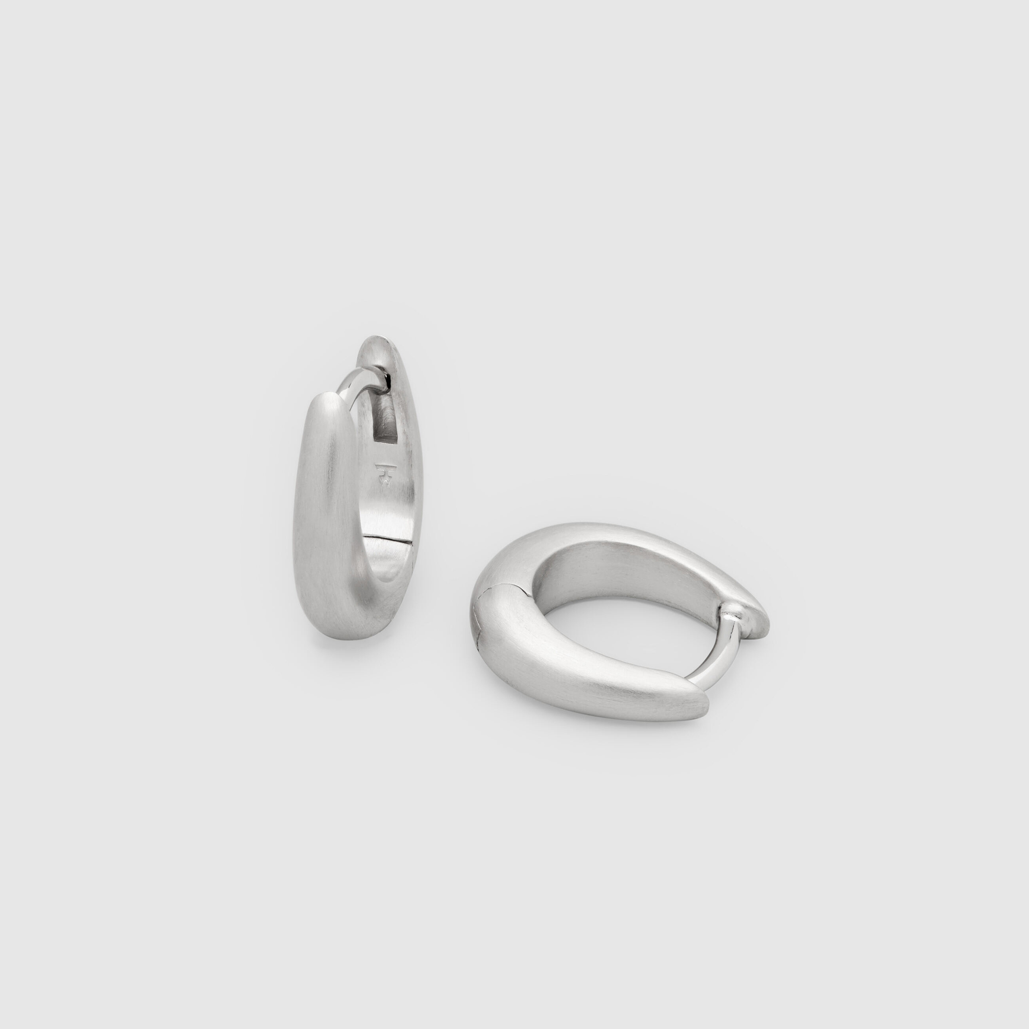 別注】TOM WOOD×TOMORROWLAND Liz Huggies Satin ピアス