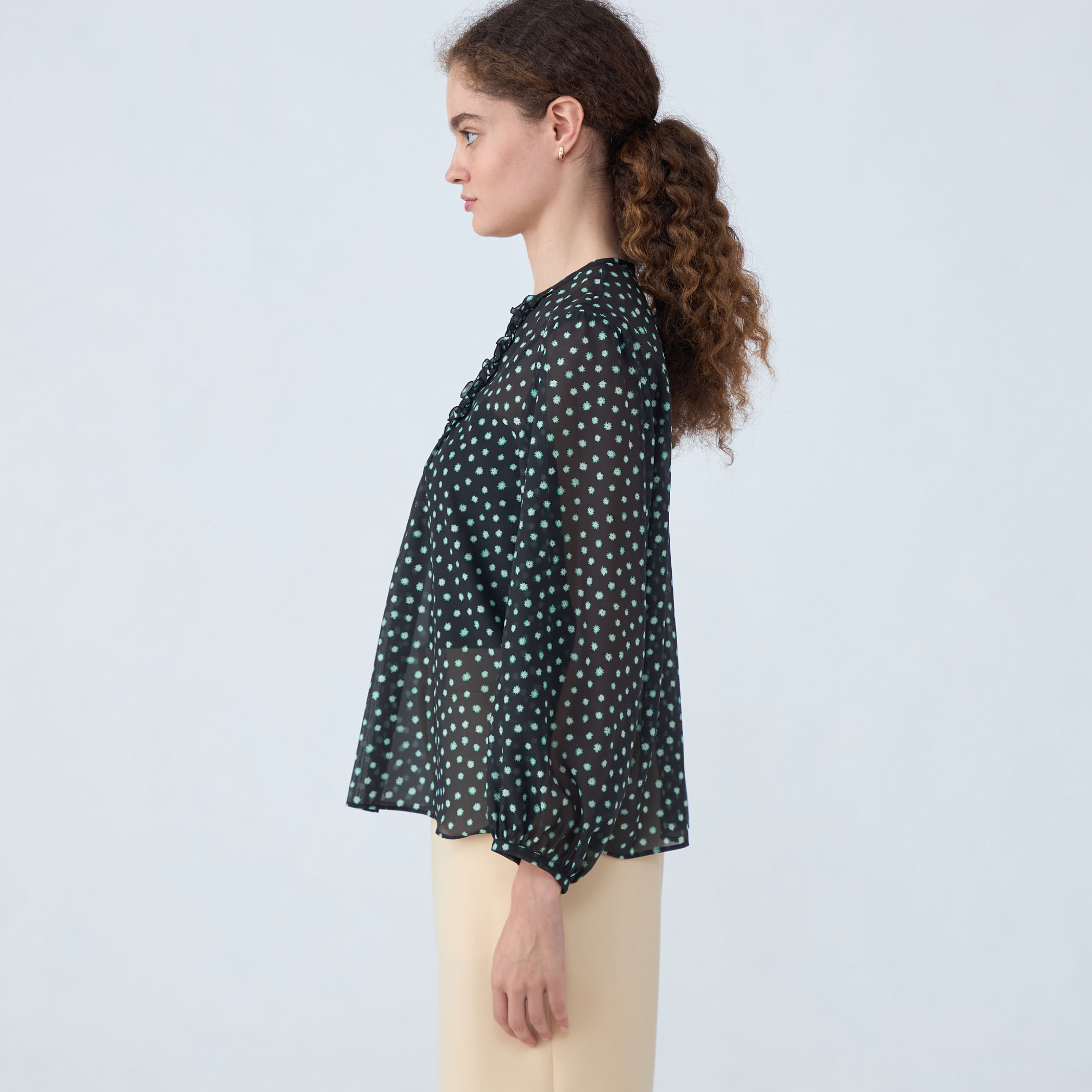 □シアーフラワープリント フリルギャザーブラウス｜トゥモローランド