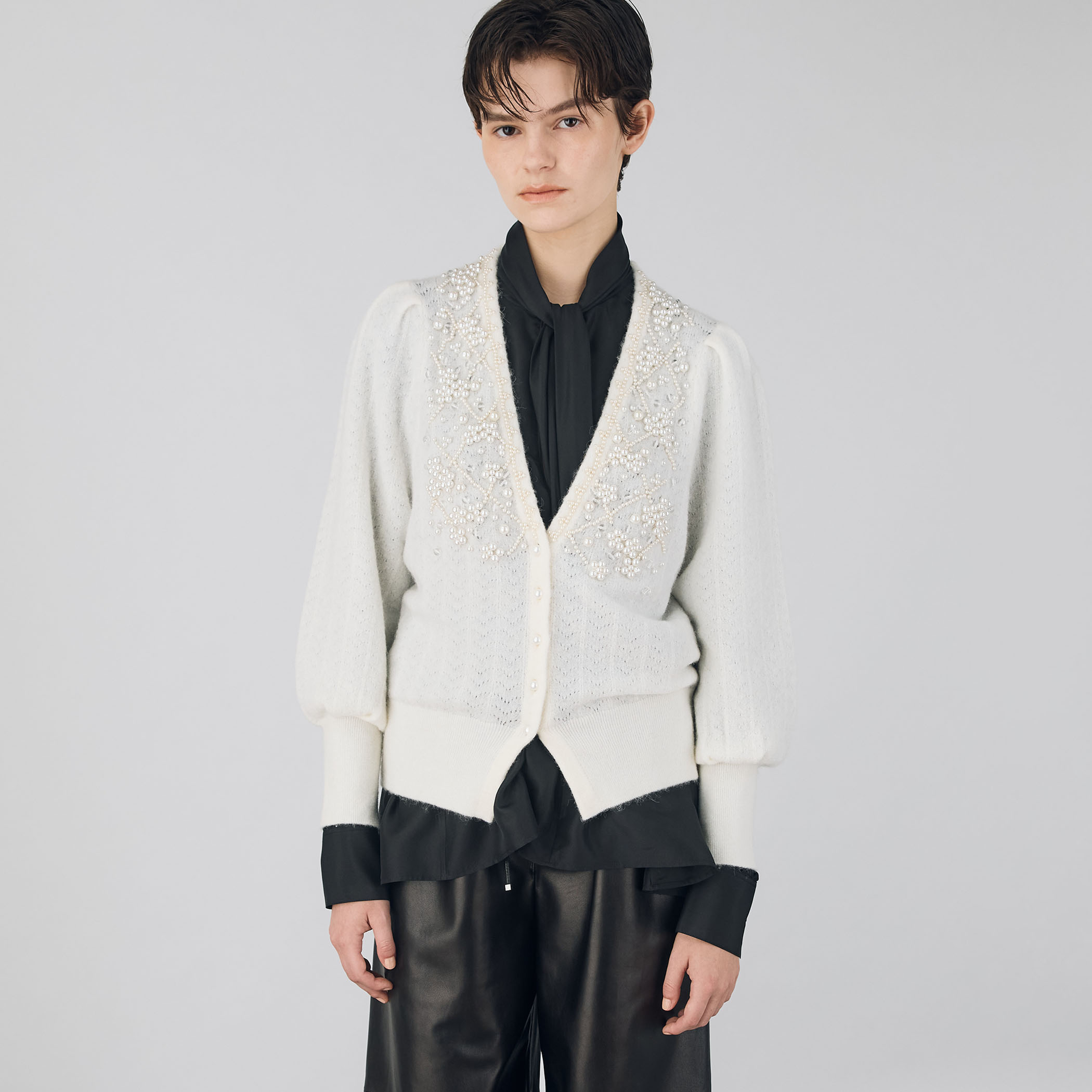 パールレースステッチ Vネックカーディガン｜トゥモローランド 公式通販