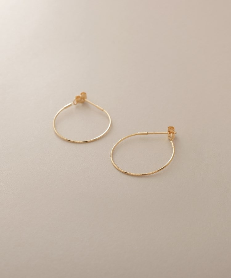 K18オメガチェーン フープピアス中（ピアス） | COCOSHNIK（ココシュ