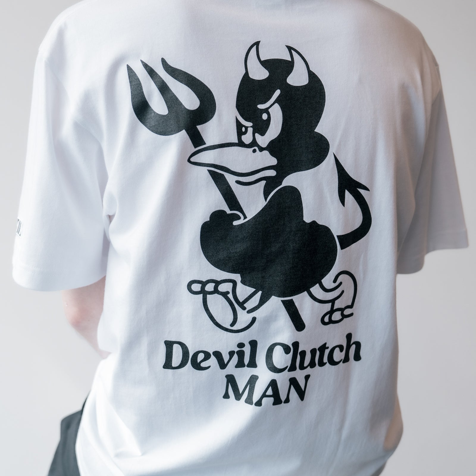 DEVIL CLUTCH MAN TEE / WHITE | ZETA DIVISION STORE