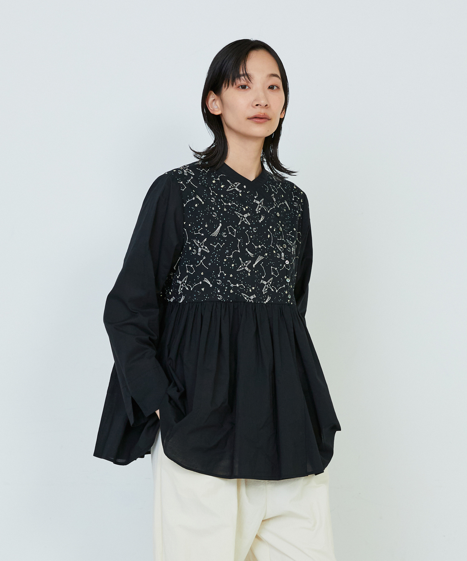 星空プリント＆刺繍ブラウス｜BIGI online store - ビギ オンラインストア