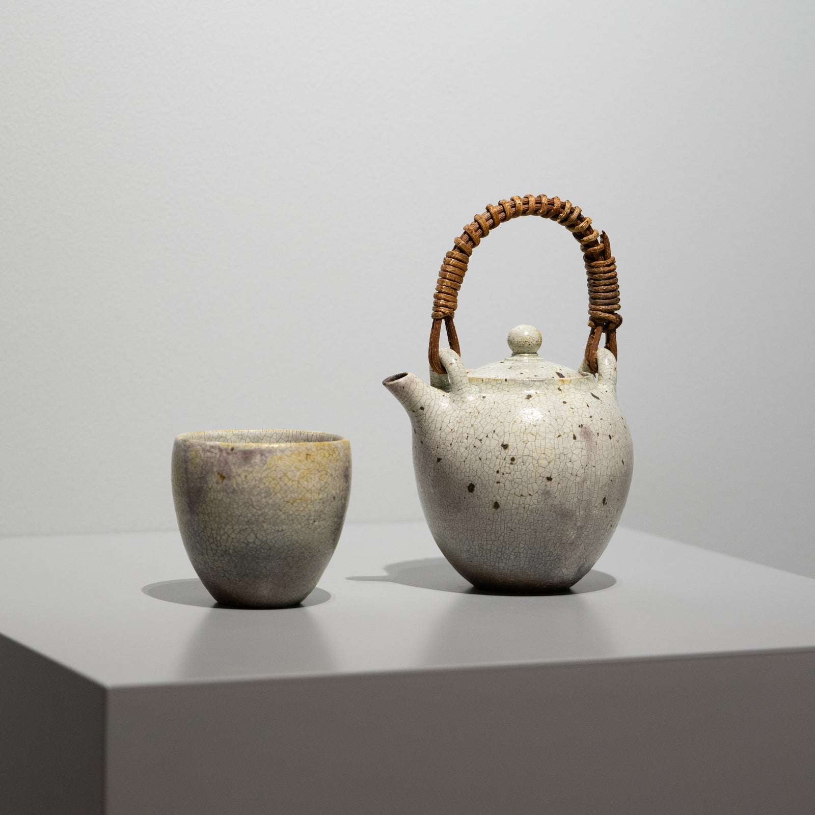 山崎さおり / 炭化粉引 土瓶 中（一点物） – HULS GALLERY TOKYO