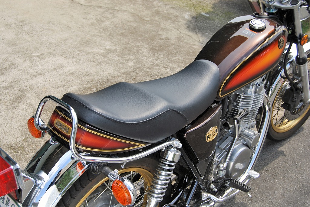 純正カウル対応 段付きシート B ステッチ SR400｜K＆H