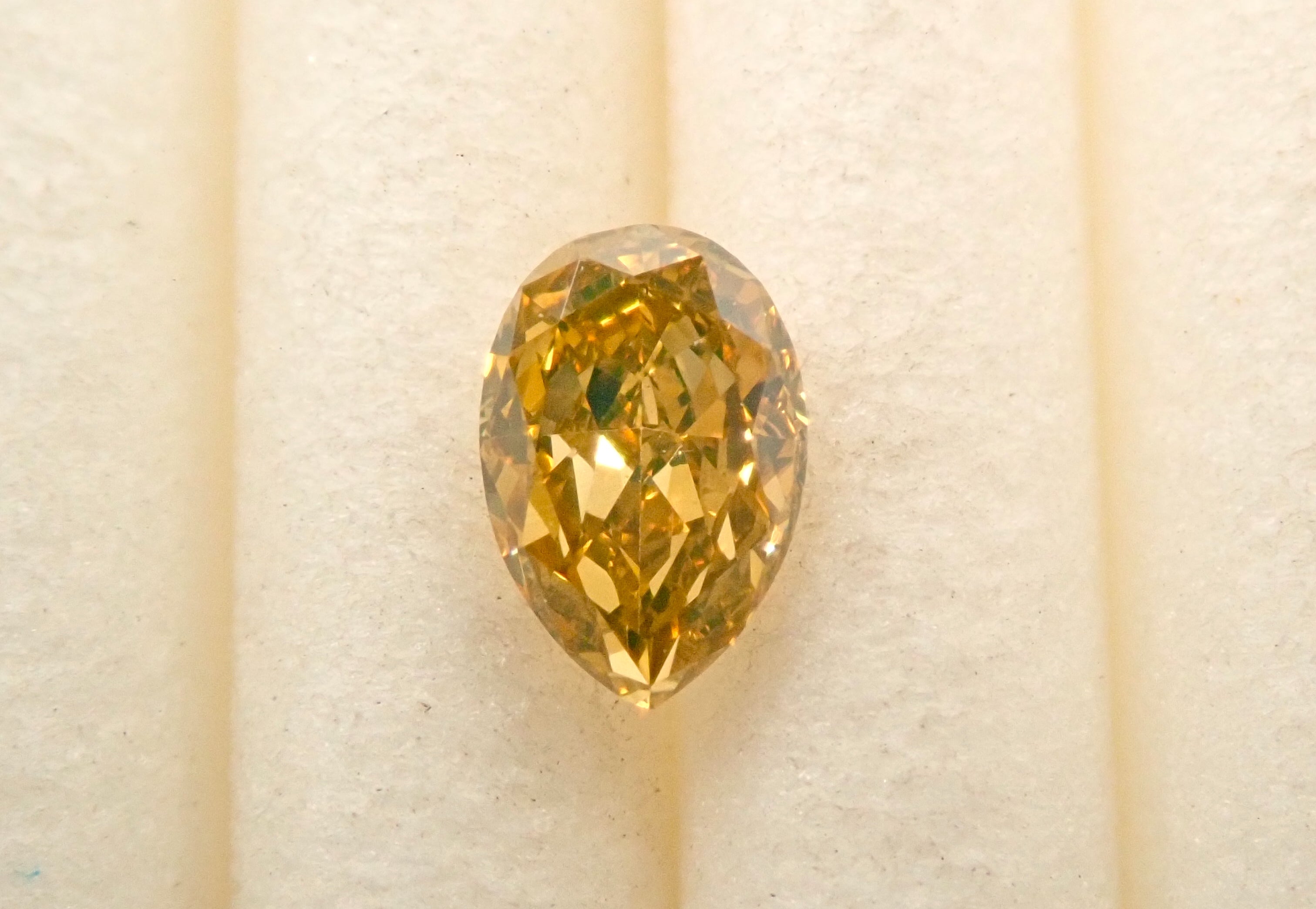 イエローダイヤモンド 0.209ctルース(FANCY DEEP BROWNISH YELLOW, VVS-2)