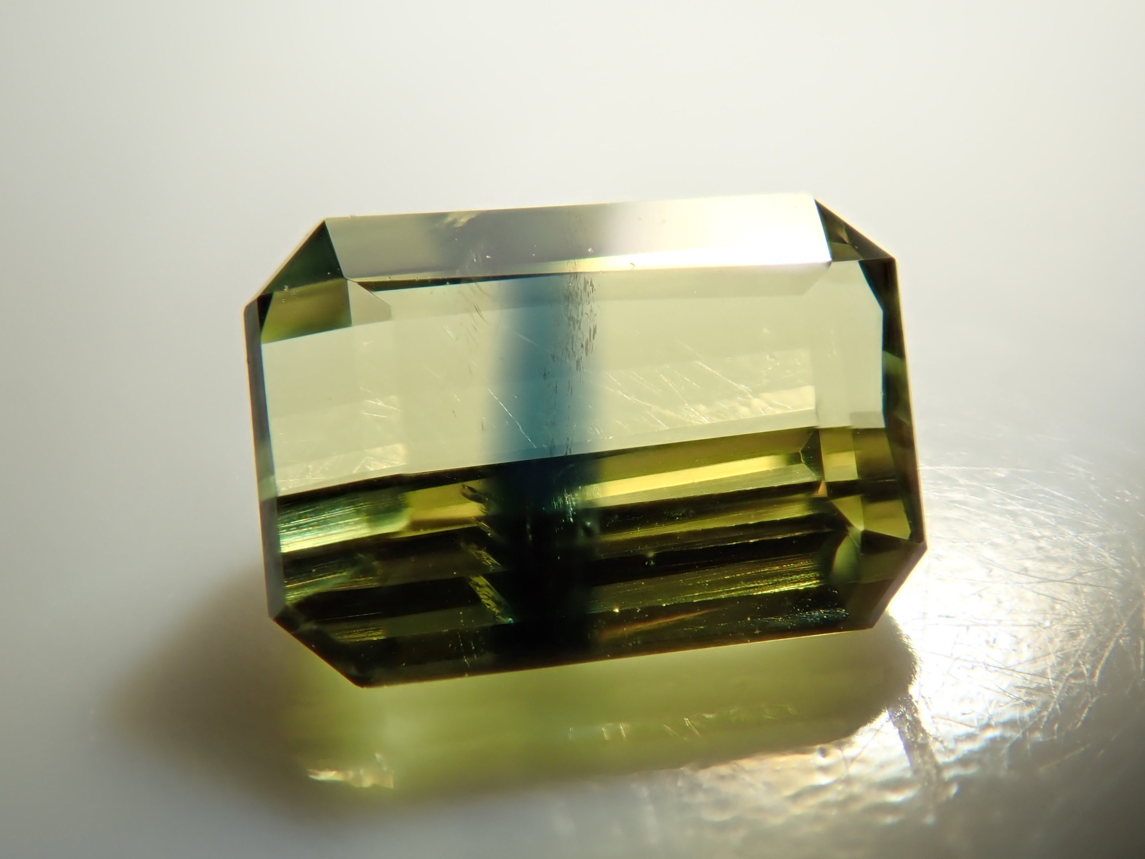 スタッフセレクション】バイカラーサファイア 0.384ctルース（セミ