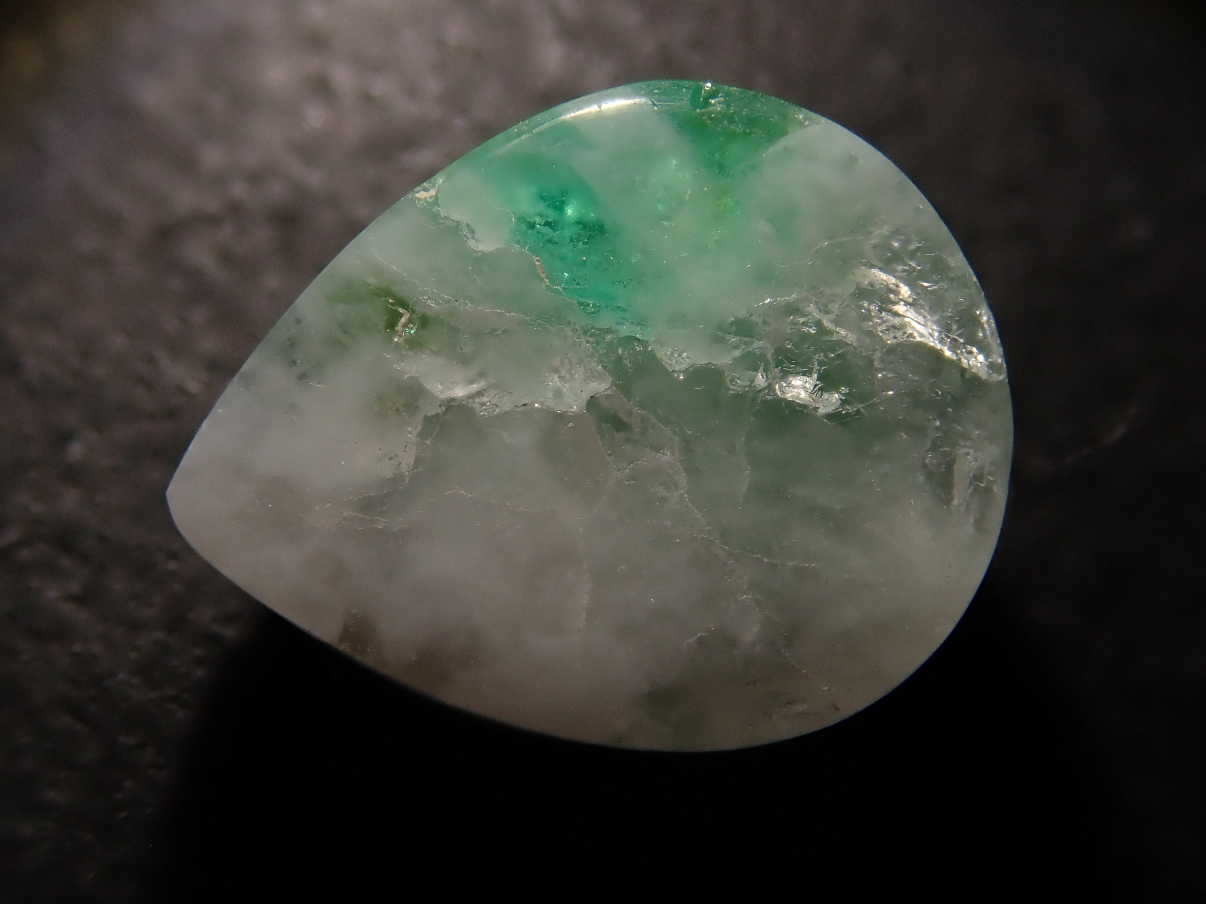 ブラジル産エメラルドインクォーツ 2.358ctルース