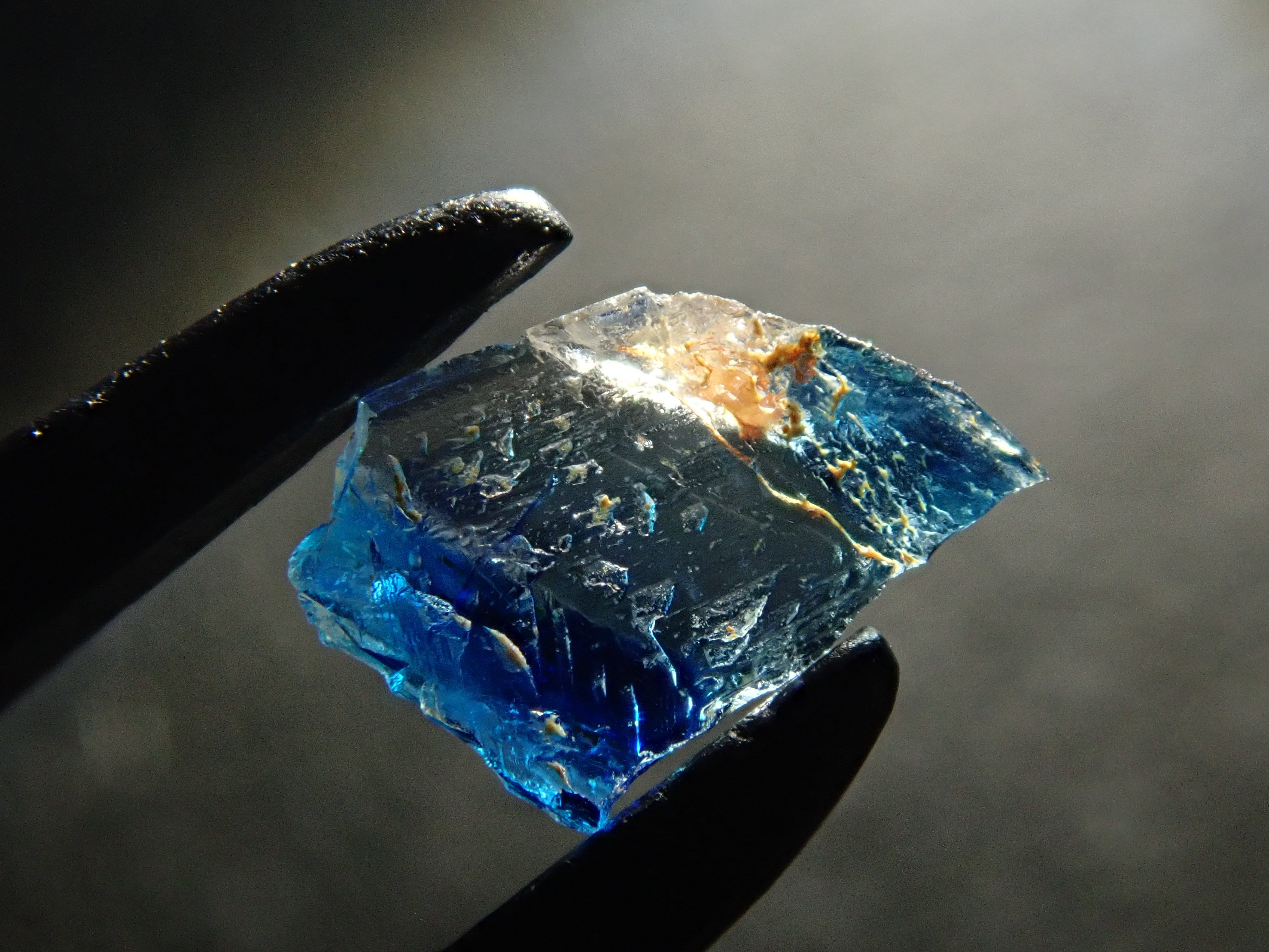 ジンバブエ産バイカラーユークレース 0.165ct原石